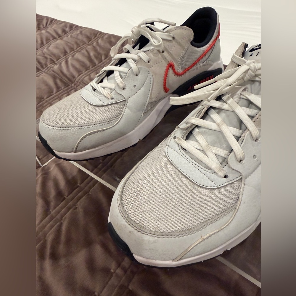 Men’s Nike Air Max sz 9. Cream with Red Accents - Picture 3 of 7